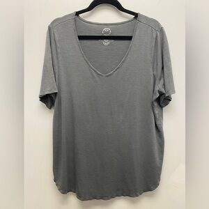 4 for $25 🍒 Maurices Green Short Sleeve V-Neck Tee Size 1x